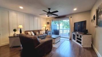 Una televisión, servicios de streaming, una videoteca