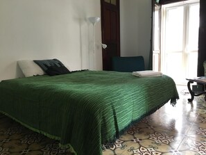 4 habitaciones, tabla de planchar con plancha, wifi y ropa de cama 