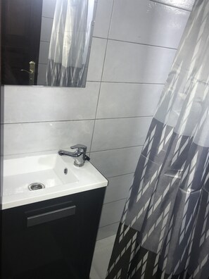 Dusche, Haartrockner, Handtücher, Toilettenpapier