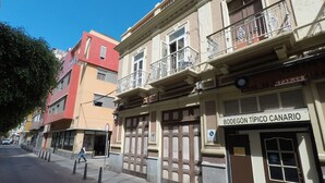 Straßenansicht eines Gebäudes mit der Aufschrift 'BODEGON TÍPICO CANARIO'.