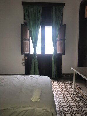 4 bedrooms, iron/ironing board, WiFi, bed sheets - Apartment in antique Spanish building between Las Canteras beach and Port. (Лас-Пальмас-де-Гран-Канария)