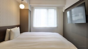A hotel room with a bed, a window, a wall-mounted TV, and a light fixture. - HOTEL M’s EST KYOTO STATION SOUTH (Kyoto)