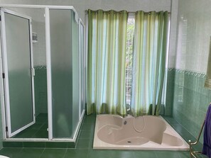 Deluxe-suite | Badeværelse | Bruser, miljøvenlige toiletartikler, håndklæder