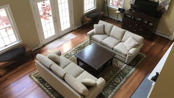 Smart TV, chimenea, reproductor de DVD y libros