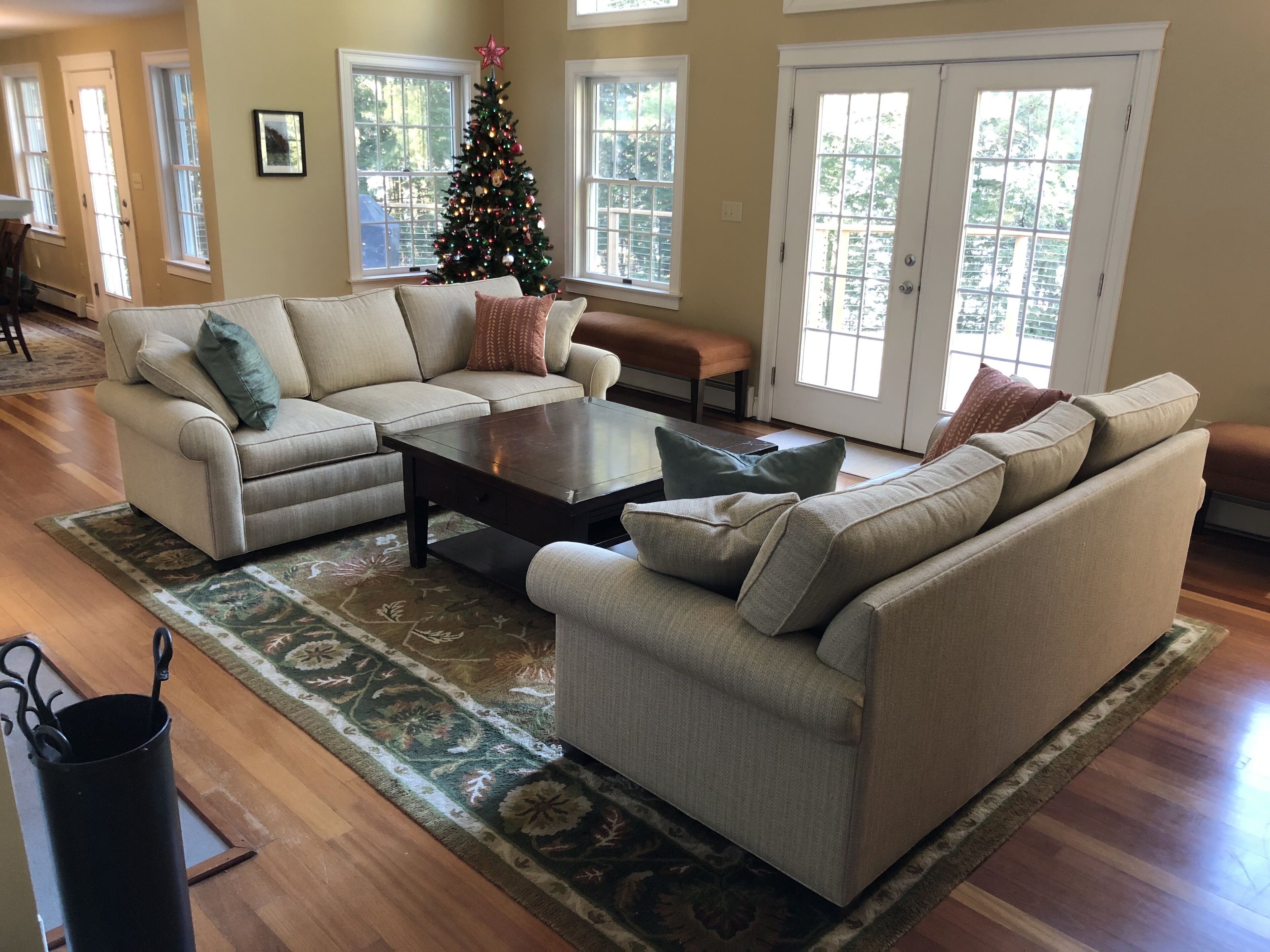 Smart TV, chimenea, reproductor de DVD y libros 