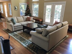 Smart TV, fireplace, DVD player, books