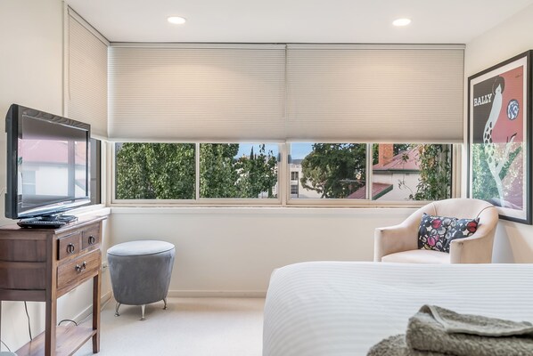 3 bedrooms, desk, iron/ironing board, travel crib