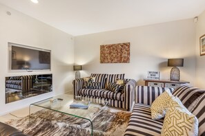 Een smart-tv, een open haard en boeken