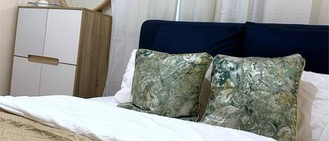 3 dormitoris, escriptori, planxa i posts de planxar i wifi gratuïta