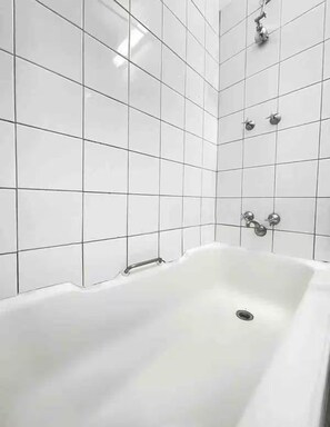 وحدات دش مع أحواض استحمام، مجففات شعر، مراحيض شطف، مناشف