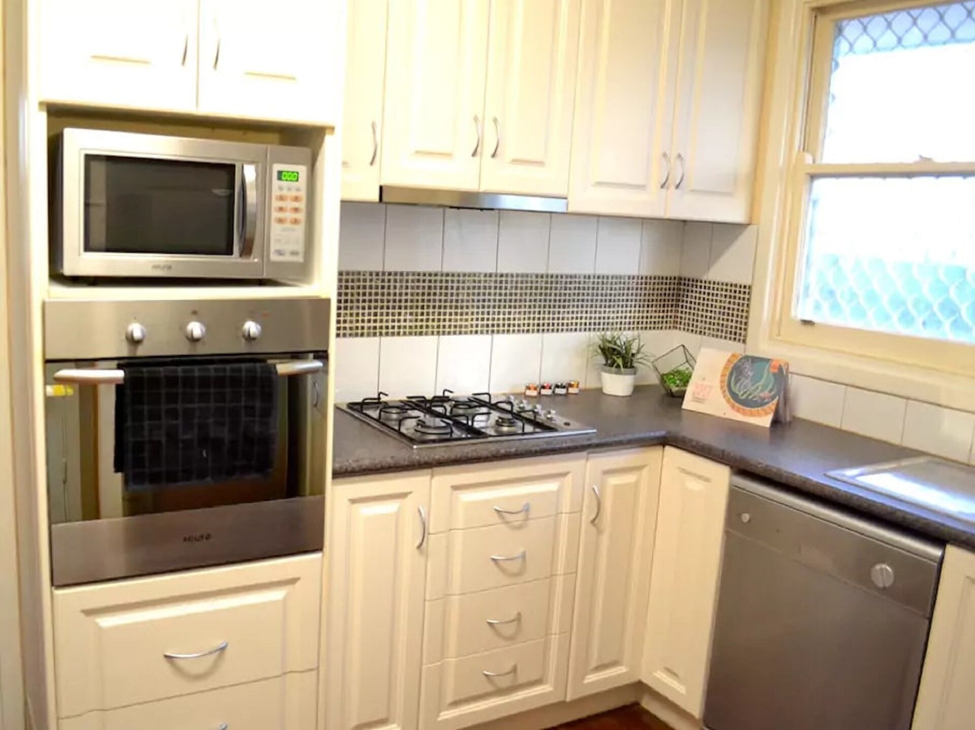 Home in Perth's Best Location (minutes from Beach) — image 10