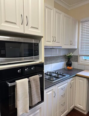 Microwave, oven, coffee/tea maker, toaster - Home in Perth's Best Location (minutes from Beach) (Coolbellup)