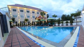 Una piscina al aire libre