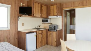 Ensuite Cabin | Private kitchen - Stuarts Point Holiday Park (Stuarts Point)