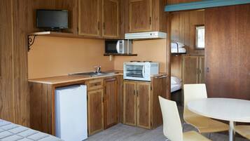 Cabin No Ensuite | Private kitchen | Fridge, microwave, stovetop, coffee/tea maker