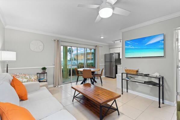 Téléviseur, lecteur de DVD, chaîne audio, bureau