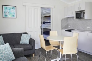 Chalet rustique de base, 1 chambre, cuisinette | Aire de séjour | Téléviseur à écran plat, lecteur de DVD