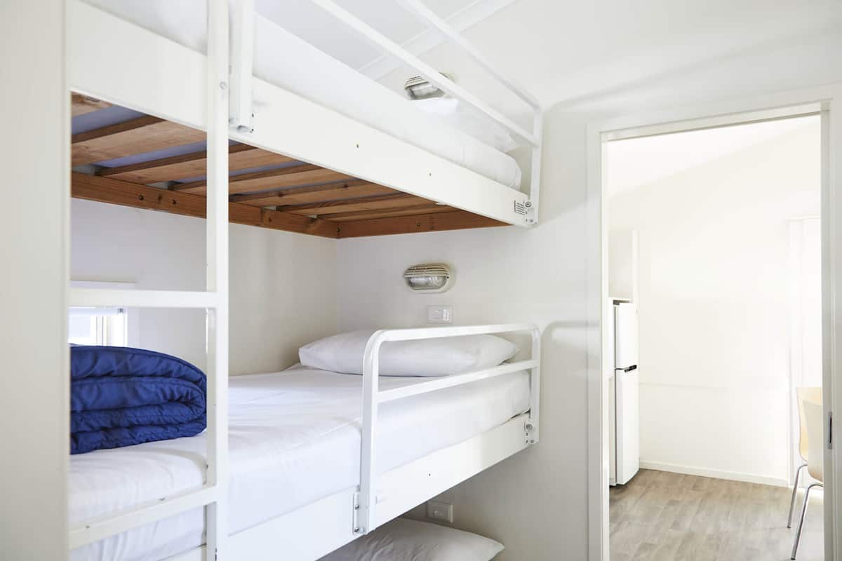 Cabin | WiFi (free), bed sheets