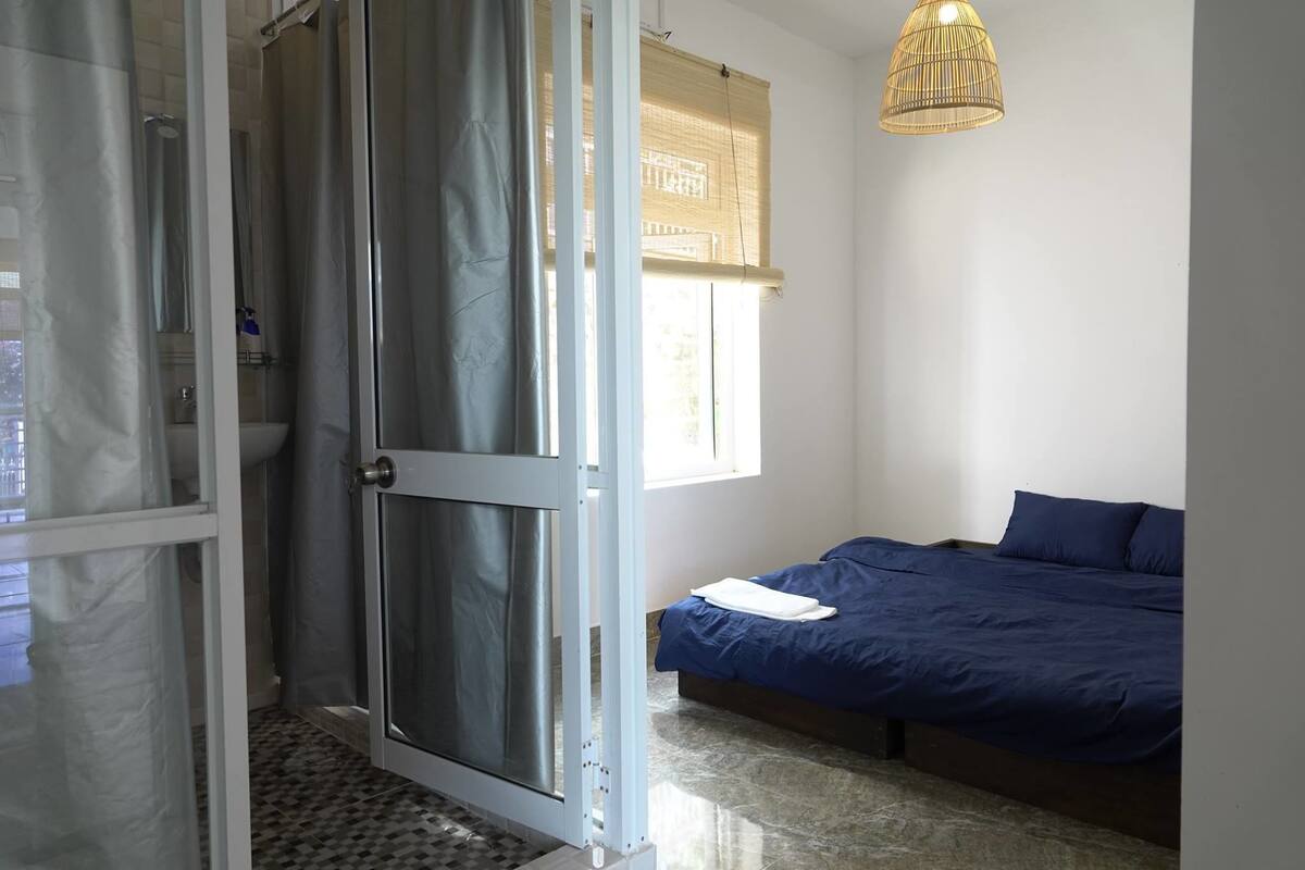 Minibar, escritorio y wifi gratis 