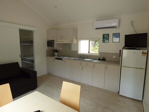 Perusbungalow, 1 makuuhuone, keittotila | Yksityinen keittiö | Jääkaappi, mikroaaltouuni, liesi, vedenkeitin