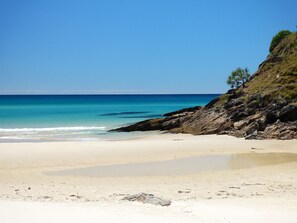 บนชายหาด