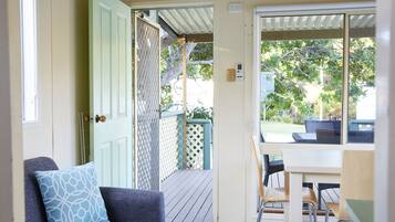 Kabin Basic, 1 kamar tidur, dapur kecil | Area keluarga | Televisi layar datar 10-cm dengan saluran TV digital dan TV