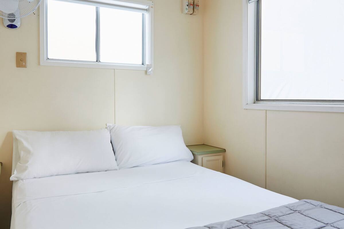 Cabin | Free cots/infant beds, free WiFi, bed sheets
