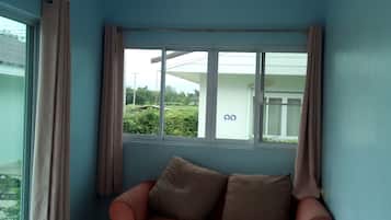 Kamar Double Deluks | Area keluarga | Televisi LED 32-inci dengan saluran TV satelit dan TV