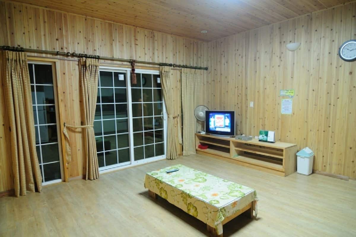 Deluxe Room (B) | Living area | Flat-screen TV