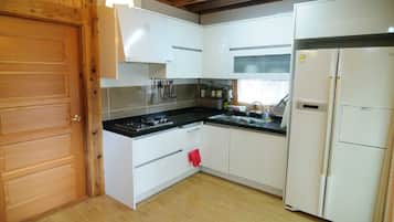 Refrigerador con freezer, microondas, tetera/pava eléctrica, arrocera