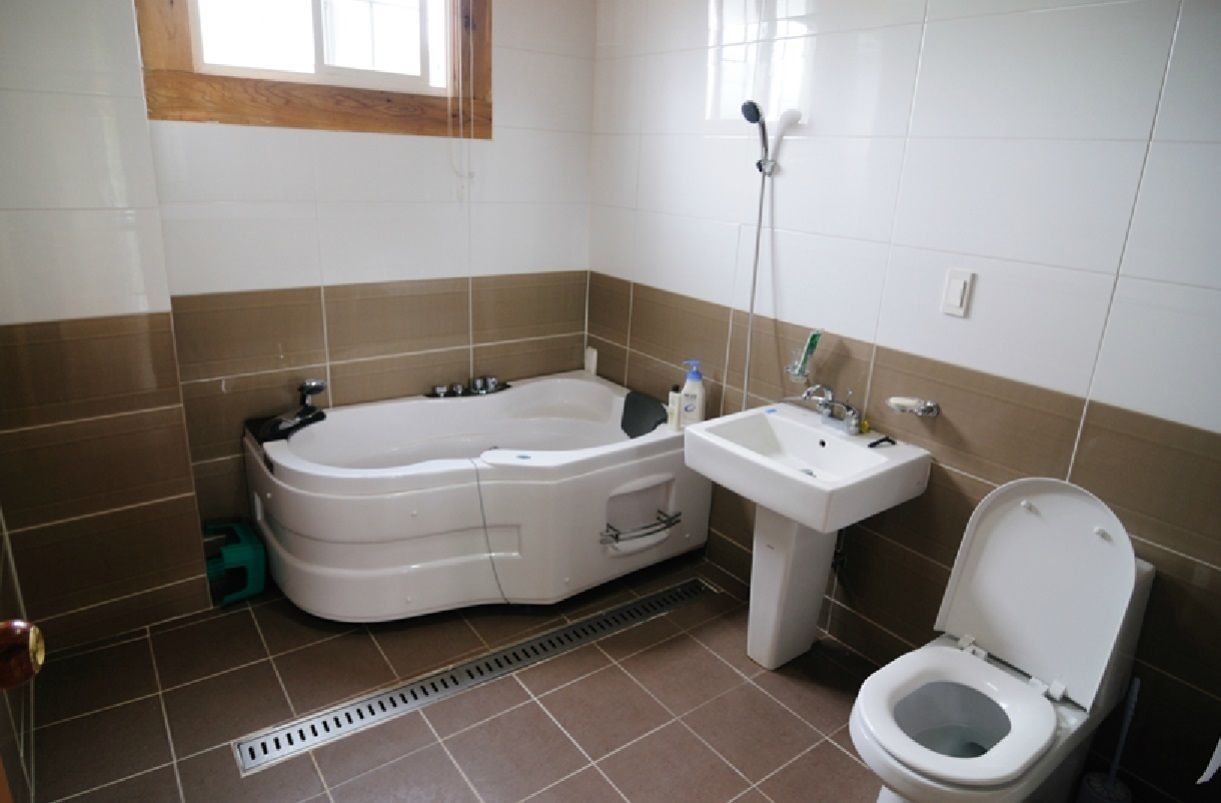 Chambre Familiale | Salle de bain | Douche, articles de toilette gratuits, sèche-cheveux