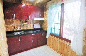 Full-size fridge, microwave, electric kettle, rice cooker - Jeju Sannaedeul Pension (Seogwipo)