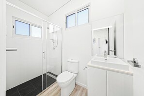 Shower, free toiletries, hair dryer, towels - Horseshoe Bay Holiday Park (South West Rocks)