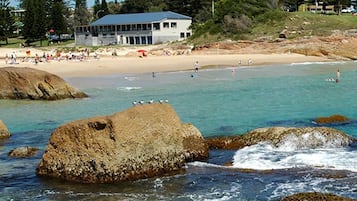 På stranden