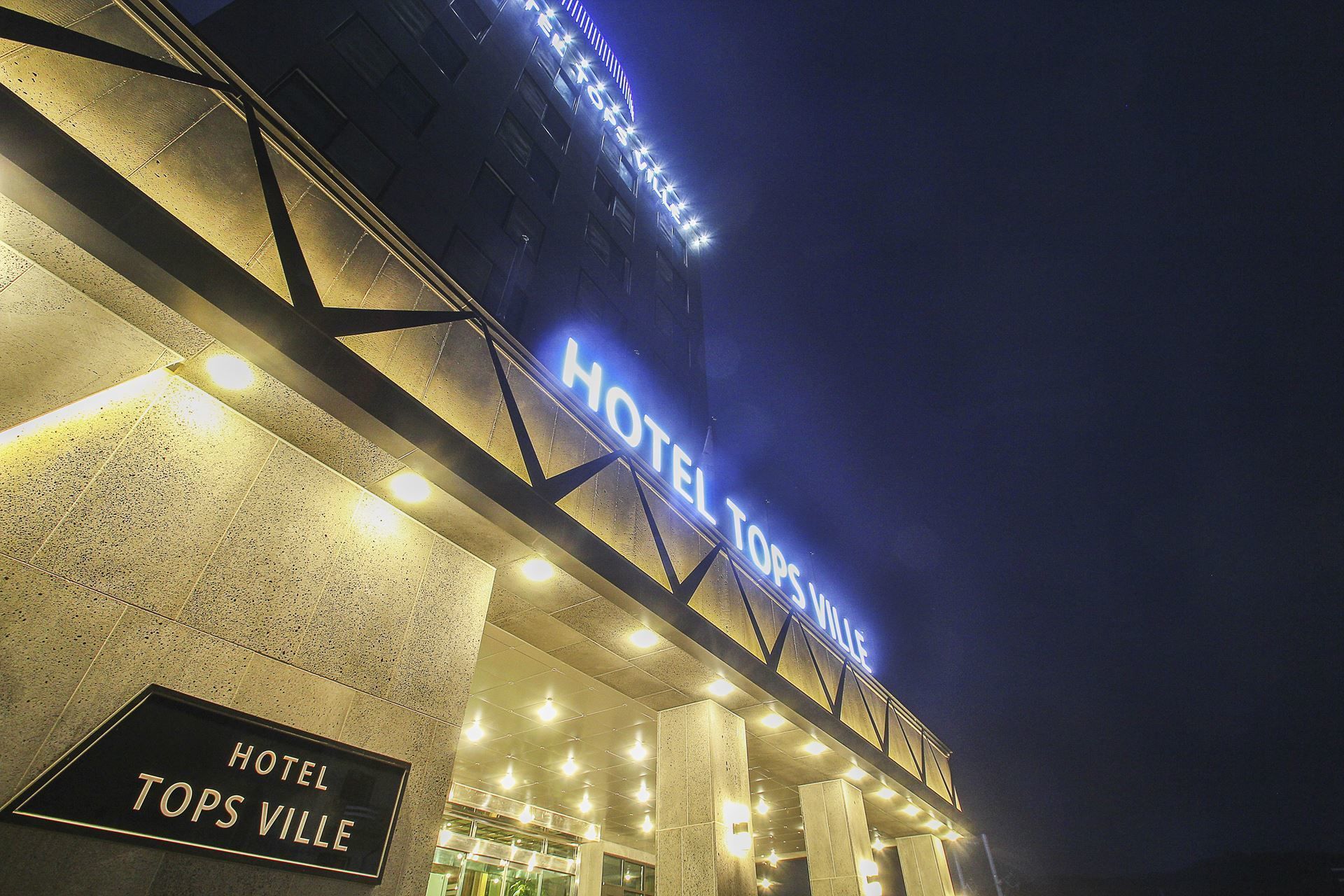 Fassade der Unterkunft – Abend/Nacht