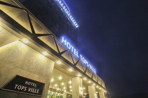 Fachada de la propiedad por la tarde o noche
