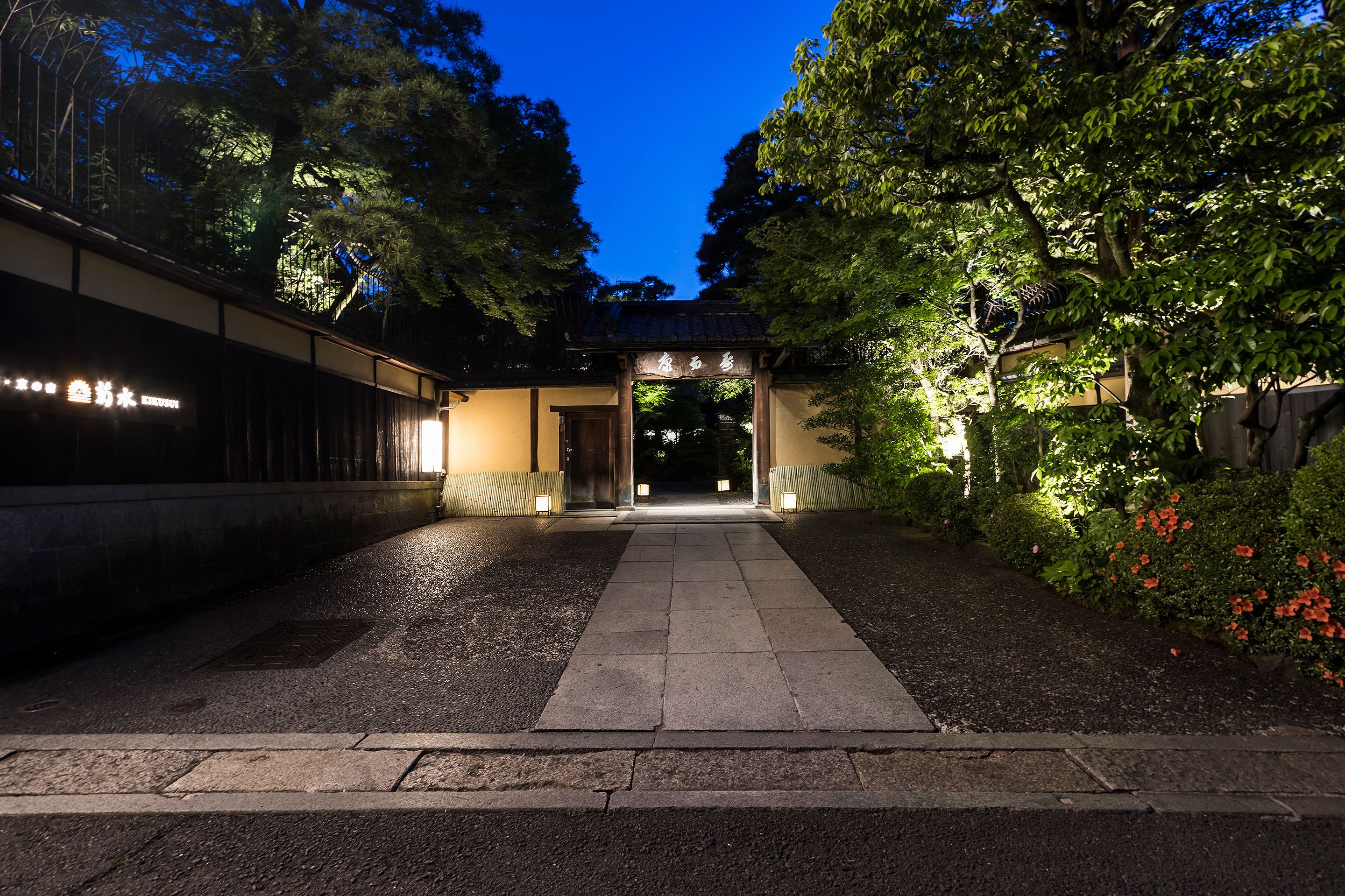 Fachada da propriedade à noite