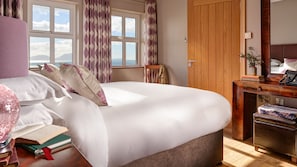 3 bedrooms, iron/ironing board, travel cot, free WiFi - Luxury Beach View Cottage (Inch)