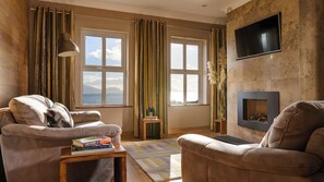 Smart TV, fireplace, DVD player, books - Luxury Beach View Cottage (Inch)