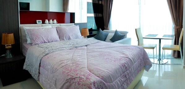 Honeymoon Suite Pratumnak | Minibar, in-room safe, free WiFi