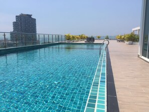 สระว่ายน้ำกลางแจ้ง