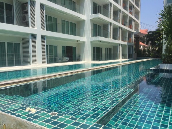 สระว่ายน้ำกลางแจ้ง