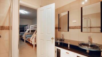 4 bedrooms, bed sheets