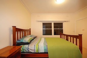 4 bedrooms, bed sheets - "The Deck @ Cowes - Phillip Island" (Cowes)