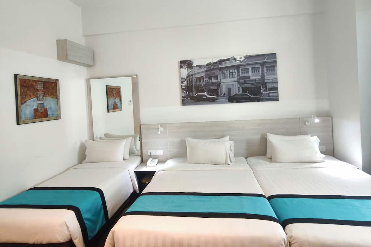 Deluxe driepersoonskamer | 1 slaapkamer, een minibar, een bureau, gratis wifi