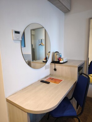 Quarto duplo luxo, 2 camas de solteiro | Guarda-roupa