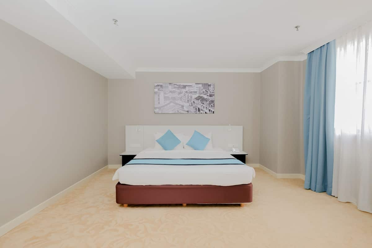 Premier suite (Alamis) | 1 slaapkamer, een minibar, een bureau, gratis wifi