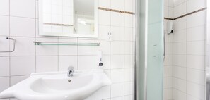 Vila, piscina particular | Banheiro | Banheira e chuveiro separados, banheira de imersão