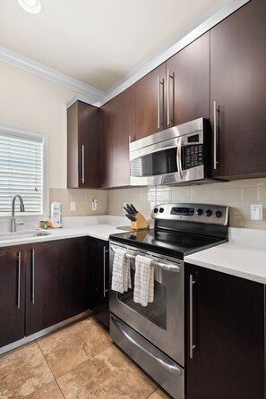 Fridge, microwave, oven, stovetop - Dream Sunsets & Coastal Bliss–Beach Club 108A / RVA (Sarasota)