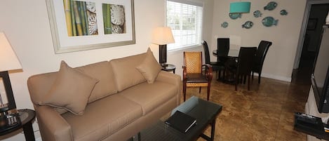 Televisión de pantalla plana, reproductor de DVD y estéreo